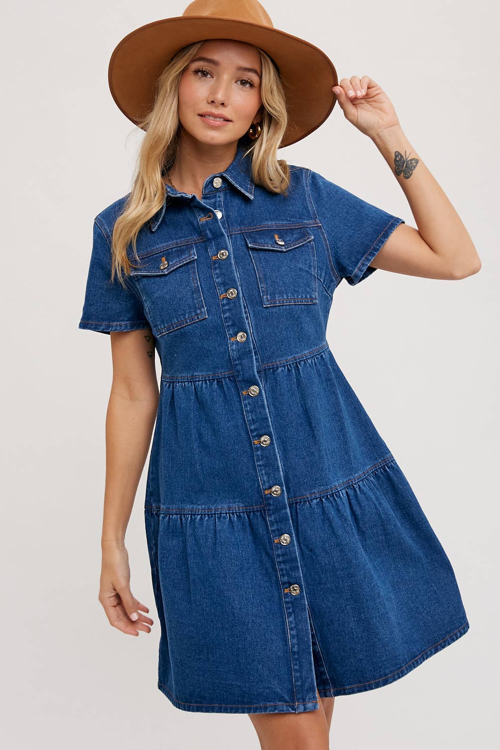 DENIM TIERED BUTTON FRONT SHIRT DRESS: LT.WASH