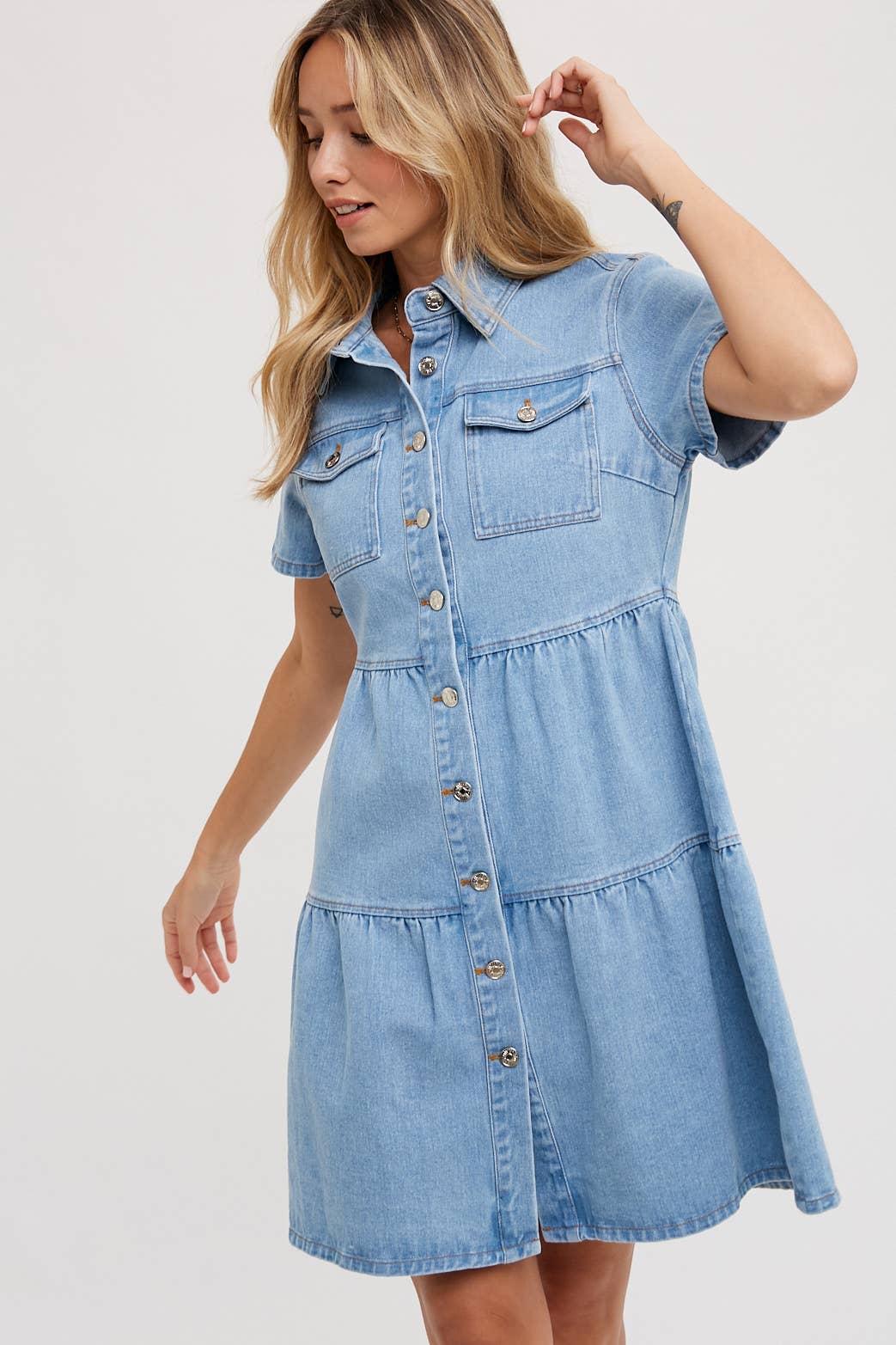 DENIM TIERED BUTTON FRONT SHIRT DRESS: LT.WASH