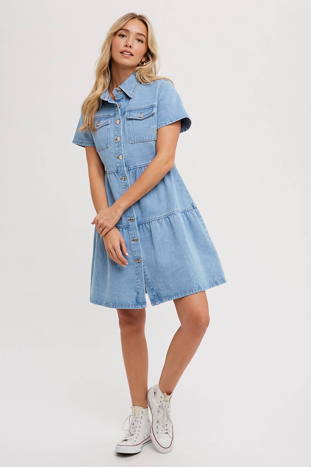 DENIM TIERED BUTTON FRONT SHIRT DRESS: LT.WASH