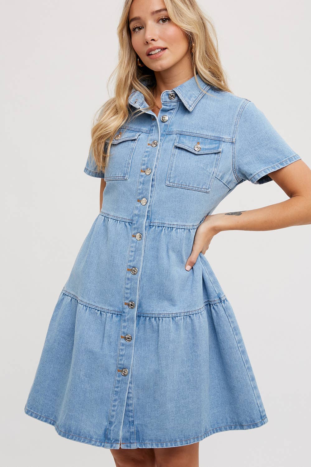 DENIM TIERED BUTTON FRONT SHIRT DRESS: LT.WASH