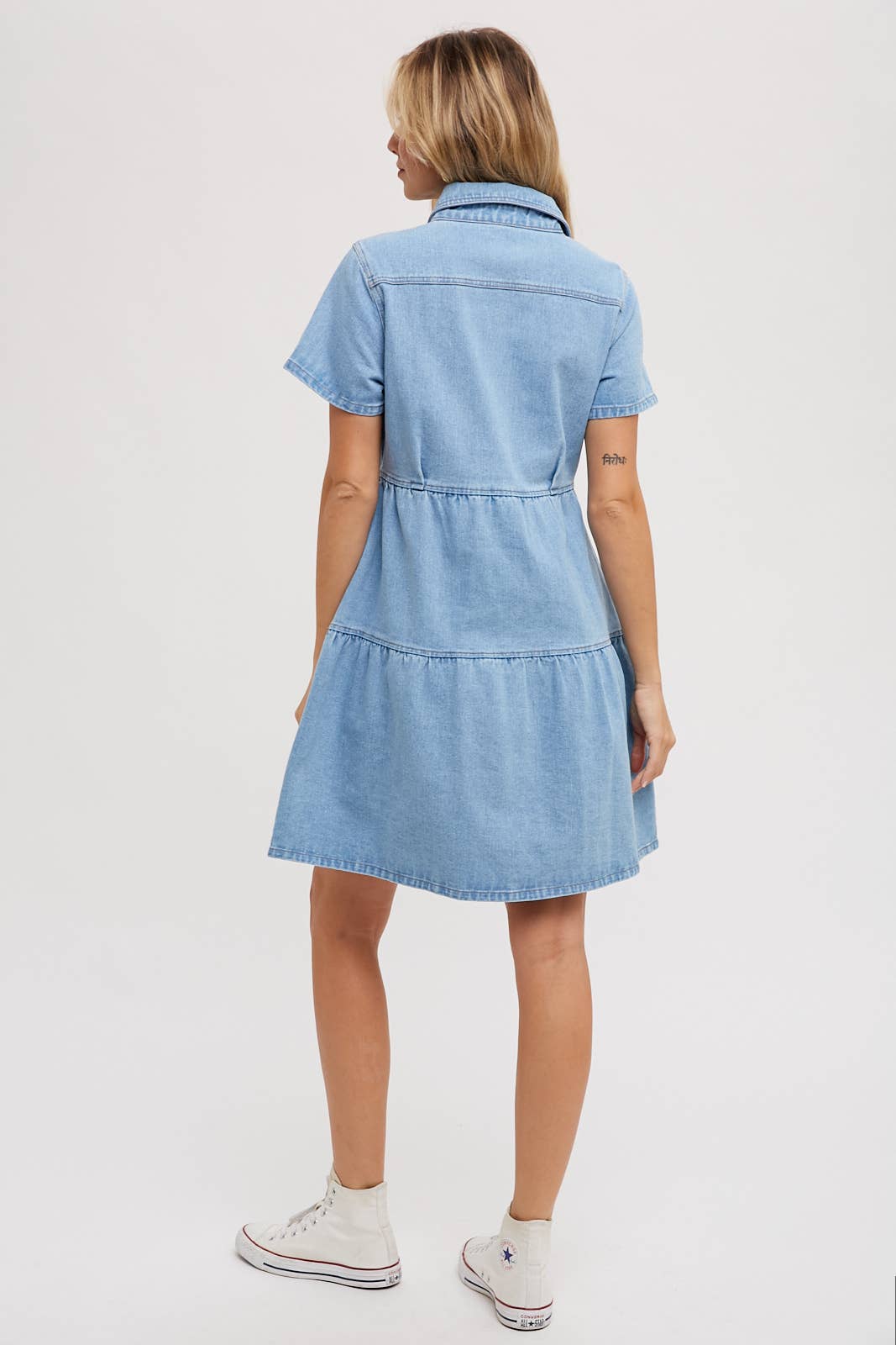 DENIM TIERED BUTTON FRONT SHIRT DRESS: LT.WASH