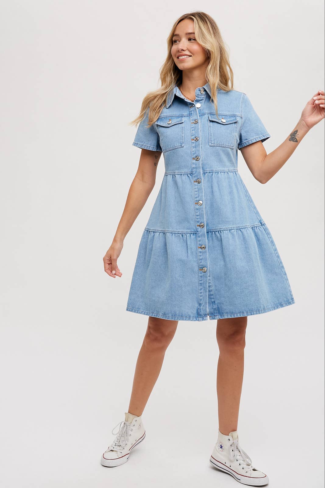 DENIM TIERED BUTTON FRONT SHIRT DRESS: LT.WASH