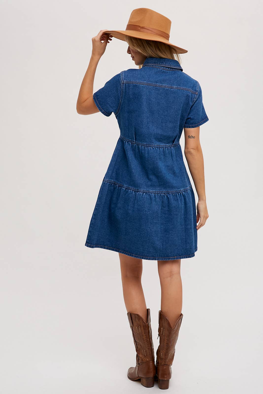 DENIM TIERED BUTTON FRONT SHIRT DRESS: LT.WASH