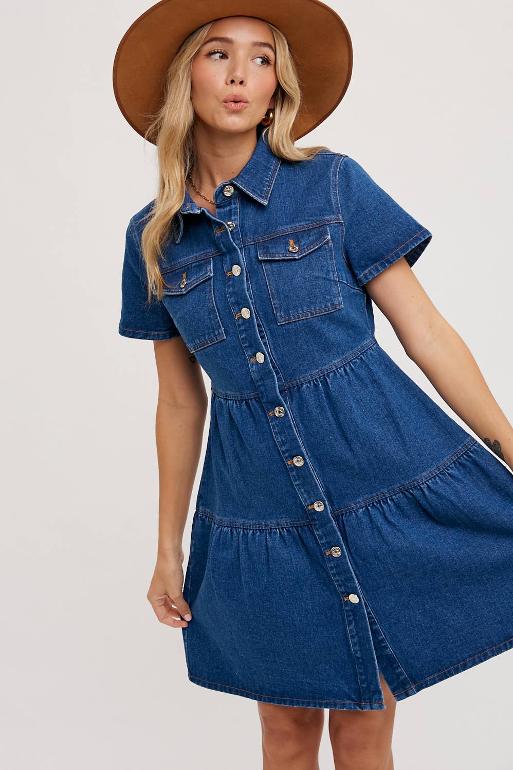 DENIM TIERED BUTTON FRONT SHIRT DRESS: LT.WASH