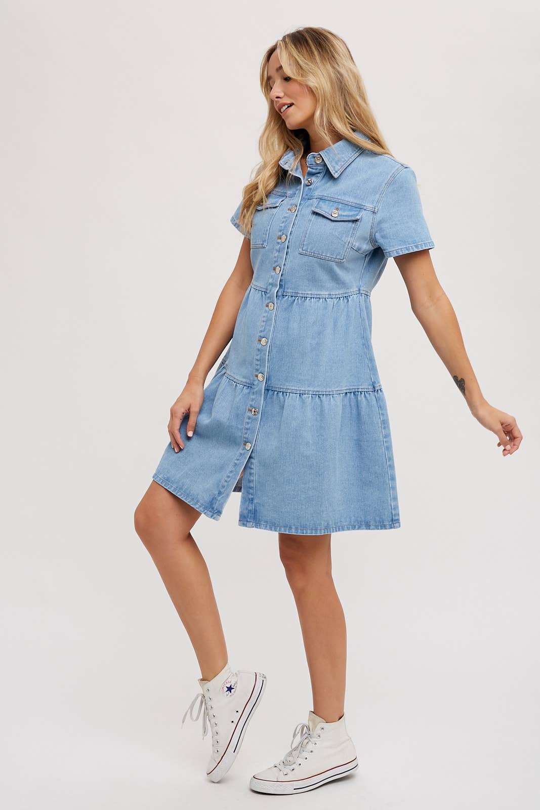 DENIM TIERED BUTTON FRONT SHIRT DRESS: LT.WASH