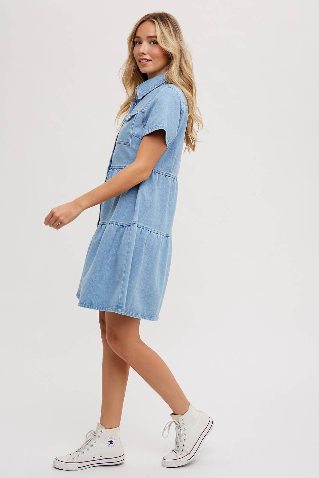 DENIM TIERED BUTTON FRONT SHIRT DRESS: LT.WASH