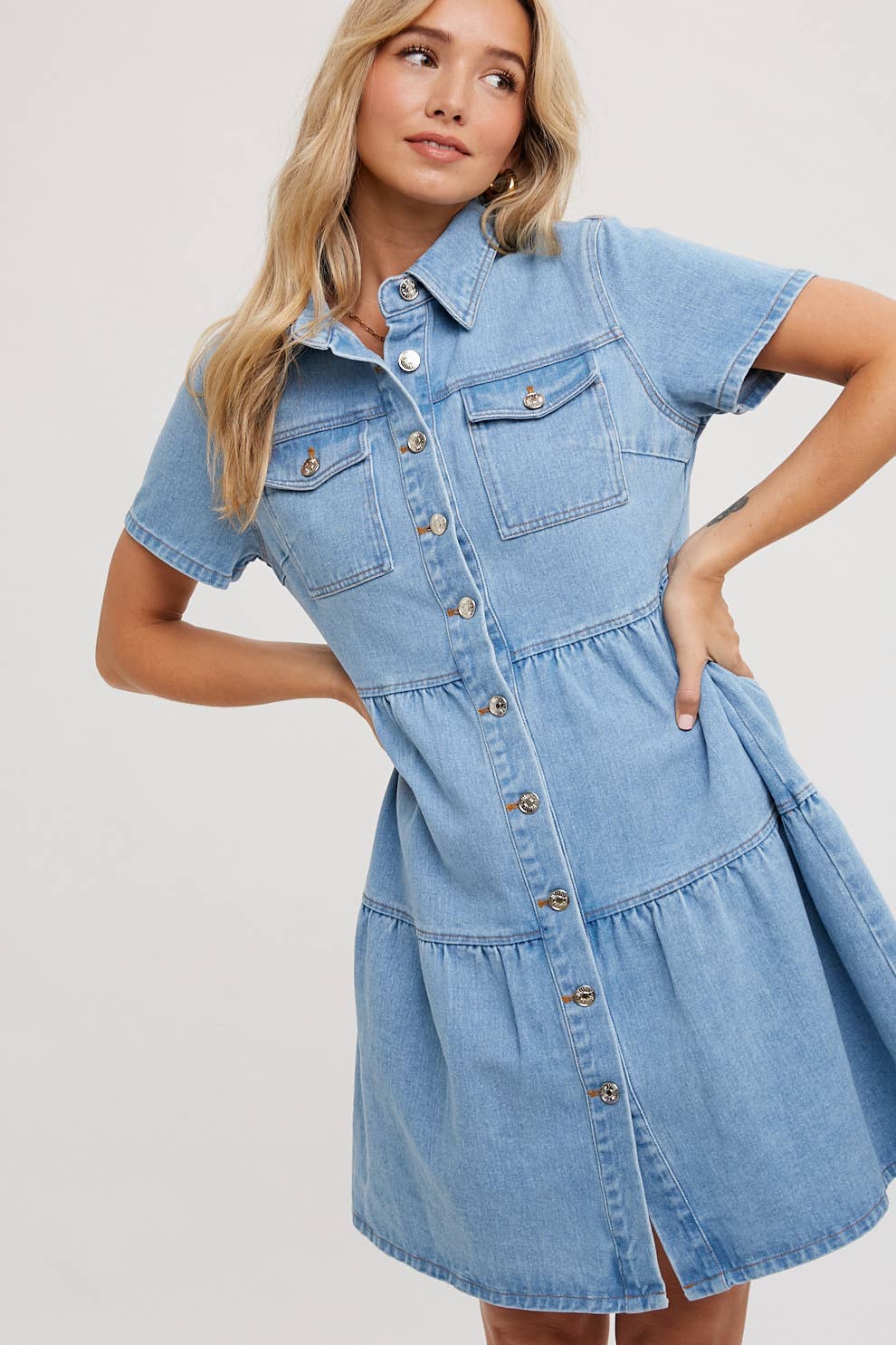 DENIM TIERED BUTTON FRONT SHIRT DRESS: LT.WASH